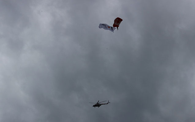 Bakıda paraşütlü şou  -  Fotolar