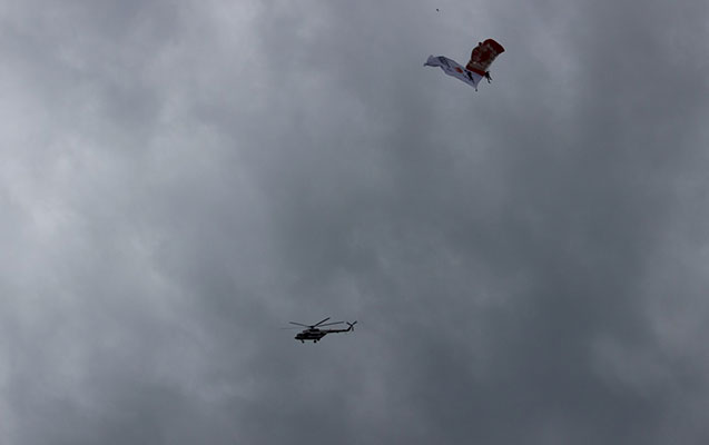 Bakıda paraşütlü şou  -  Fotolar