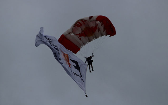 Bakıda paraşütlü şou  -  Fotolar
