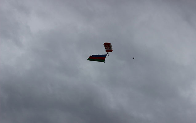 Bakıda paraşütlü şou  -  Fotolar