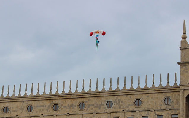 Bakıda paraşütlü şou  -  Fotolar