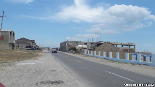 “Ağlı olan burda çimməz, üstəlik pul da verirlər”