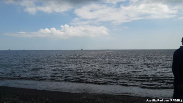 “Ağlı olan burda çimməz, üstəlik pul da verirlər”