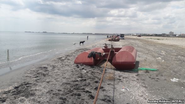 “Ağlı olan burda çimməz, üstəlik pul da verirlər”