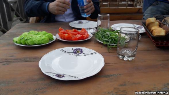 “Ağlı olan burda çimməz, üstəlik pul da verirlər”