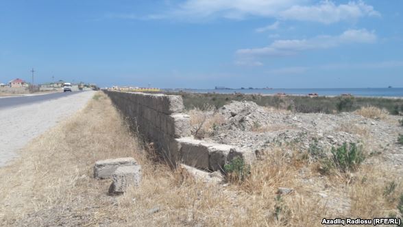 “Ağlı olan burda çimməz, üstəlik pul da verirlər”