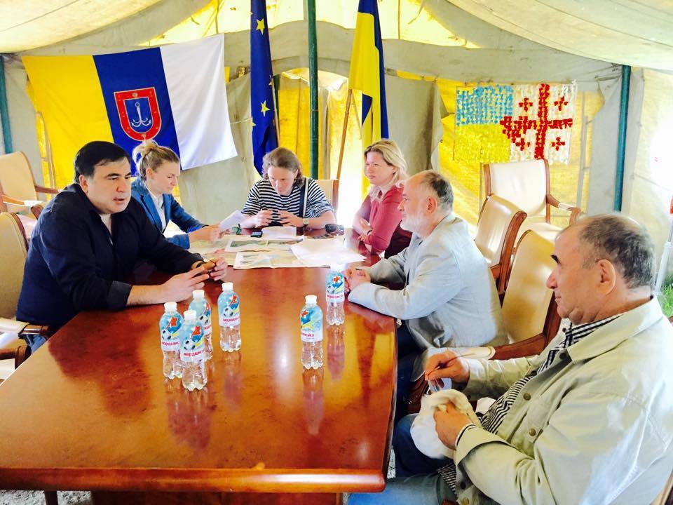 Saakaşvili &ccedil;adıra k&ouml;&ccedil;d&uuml; - Fotolar