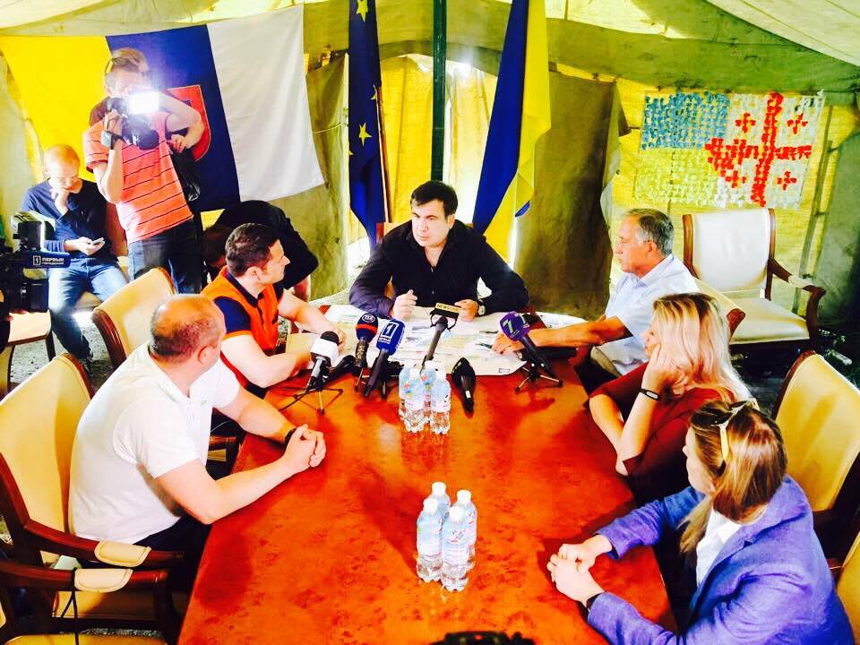 Saakaşvili &ccedil;adıra k&ouml;&ccedil;d&uuml; - Fotolar