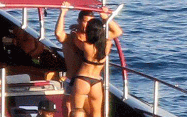 Ronaldo yaxtada qızlarla -  Fotolar