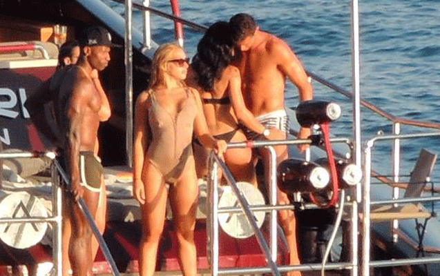 Ronaldo yaxtada qızlarla -  Fotolar