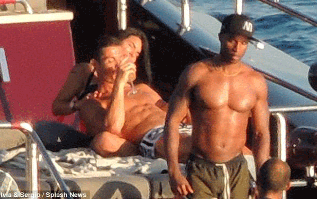 Ronaldo yaxtada qızlarla -  Fotolar