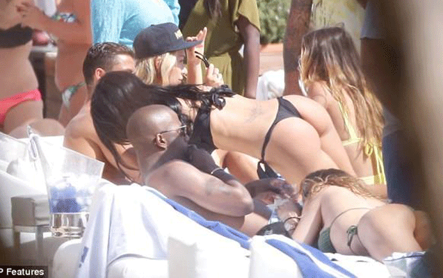 Ronaldo yaxtada qızlarla -  Fotolar