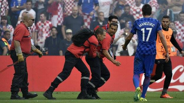 Azarkeşlәr stadionu yandırdılar - Fotolar