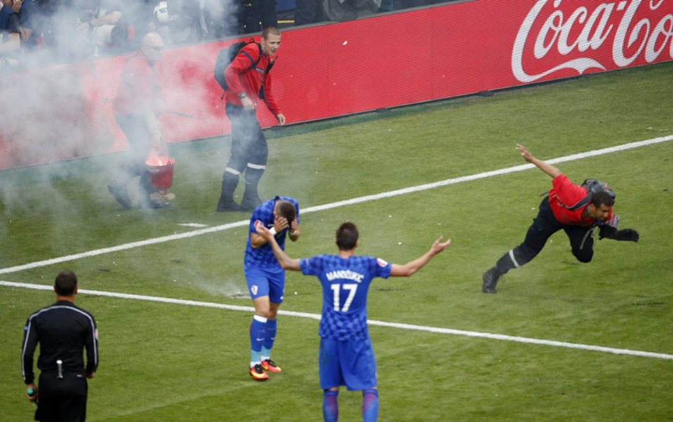 Azarkeşlәr stadionu yandırdılar - Fotolar