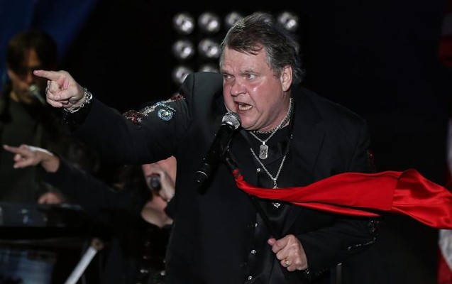 Məşhur rok ifa&ccedil;ısı səhnədə yıxıldı - Fotolar + Video