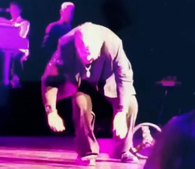 Məşhur rok ifa&ccedil;ısı səhnədə yıxıldı - Fotolar + Video