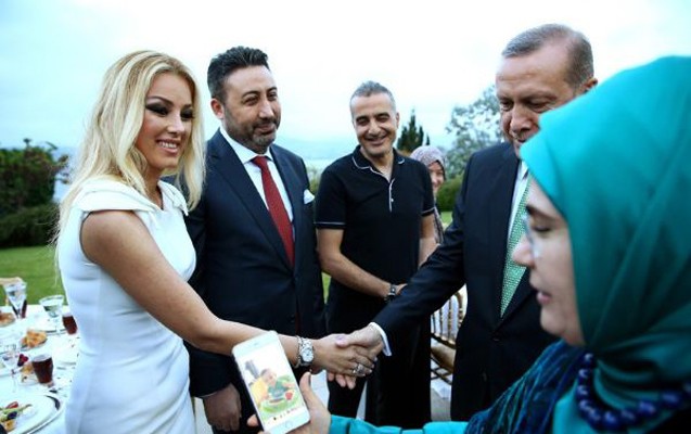 Ərdoğan m&uuml;ğənnilərə iftar verdi - Fotolar