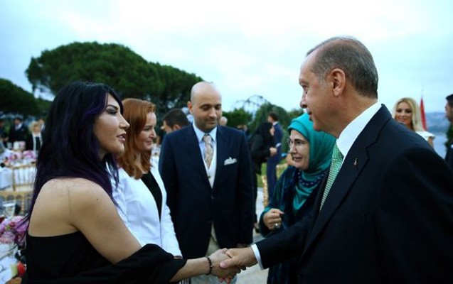 Ərdoğan m&uuml;ğənnilərə iftar verdi - Fotolar