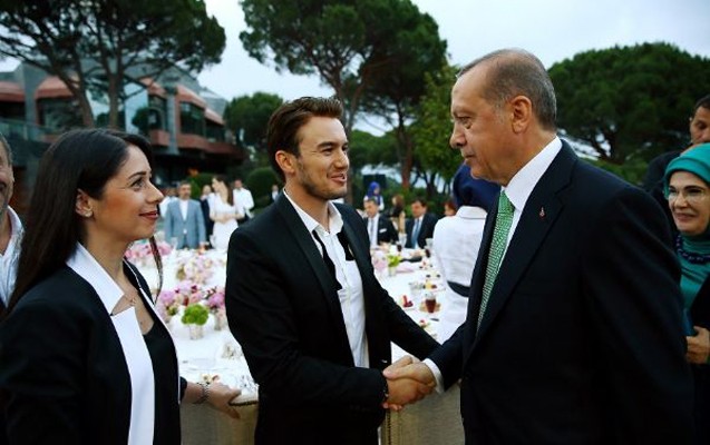 Ərdoğan m&uuml;ğənnilərə iftar verdi - Fotolar