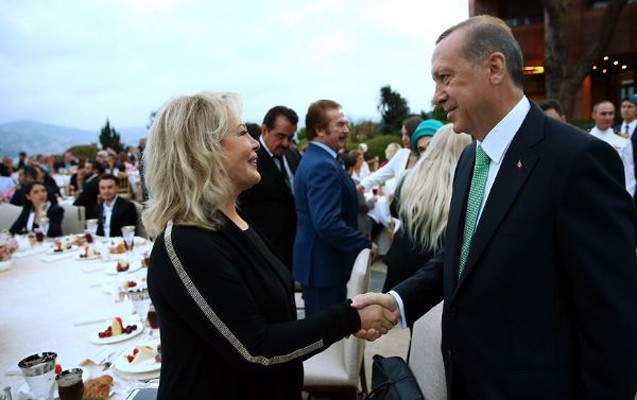 Ərdoğan m&uuml;ğənnilərə iftar verdi - Fotolar