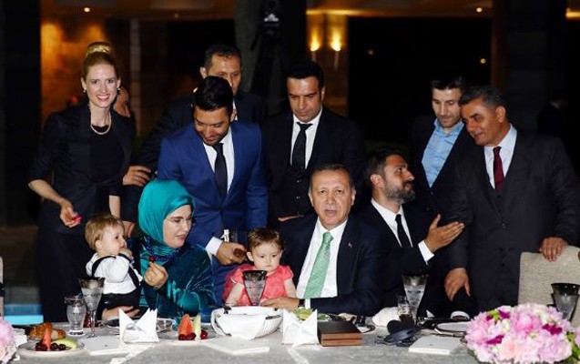 Ərdoğan m&uuml;ğənnilərə iftar verdi - Fotolar