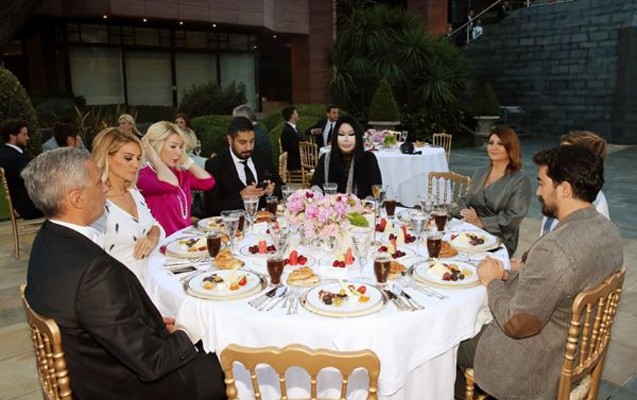 Ərdoğan m&uuml;ğənnilərə iftar verdi - Fotolar