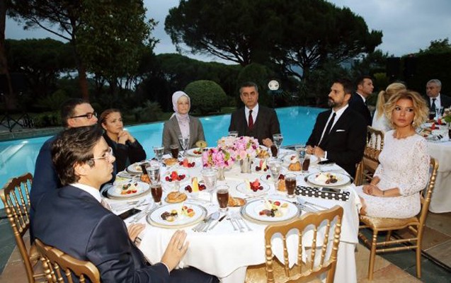 Ərdoğan m&uuml;ğənnilərə iftar verdi - Fotolar