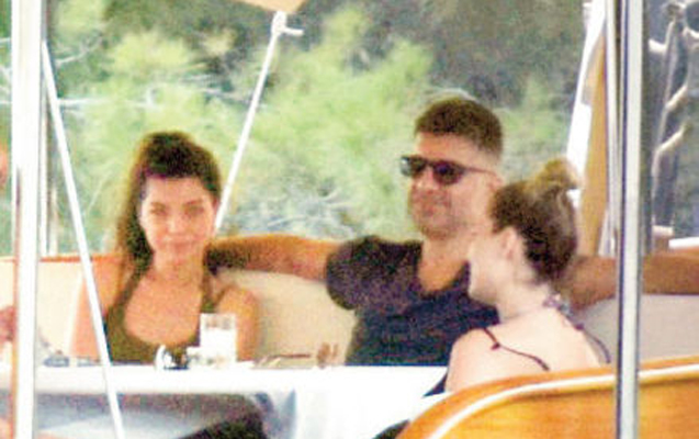 21 yaş kiçik sevgilisi ilə tətildə -  Fotolar