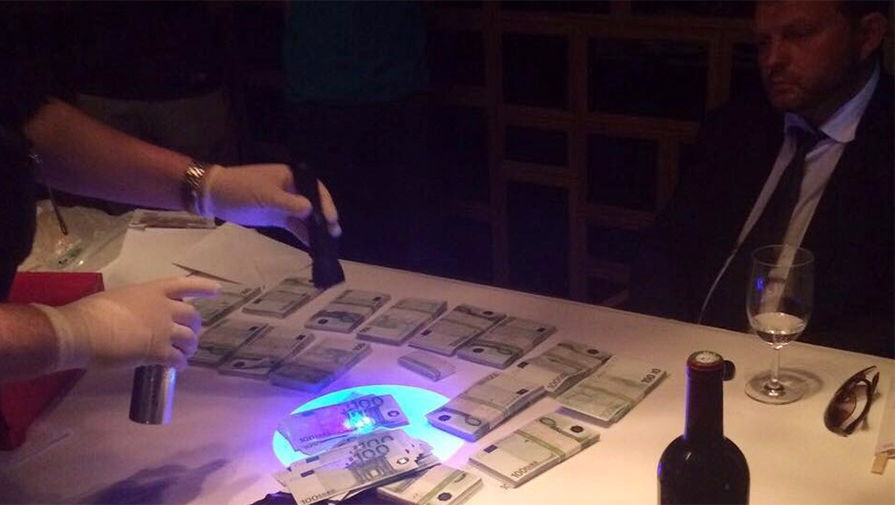 Qubernator 400 min avro rüşvət aldığı yerdə tutuldu - Fotolar Qubernator 400 min avro rüşvət aldığı yerdə tutuldu - Fotolar