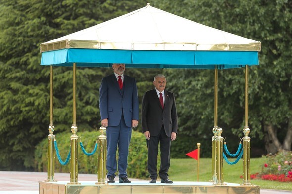 Binəli Yıldırım dünyanın ən uzunboylu baş naziri ilə -  Fotolar