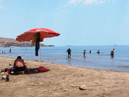 Bakıda kasıblar üçün pulsuz çimərlik  -  Fotolar