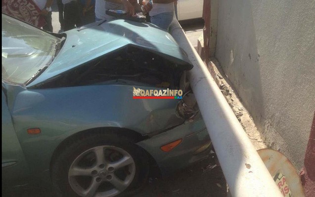 Bakıda sürücünün ürəyi tutdu  -  Maşını boruya çırpdı+Fotolar