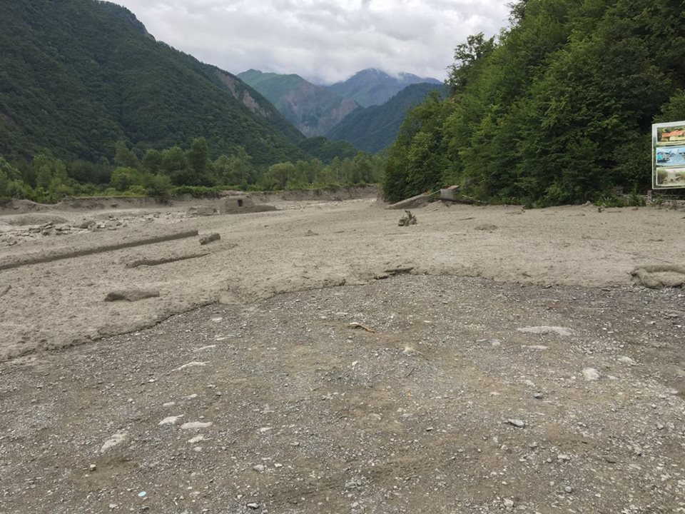 Şəkidə sel - K&ouml;rp&uuml; dağıldı+Fotolar