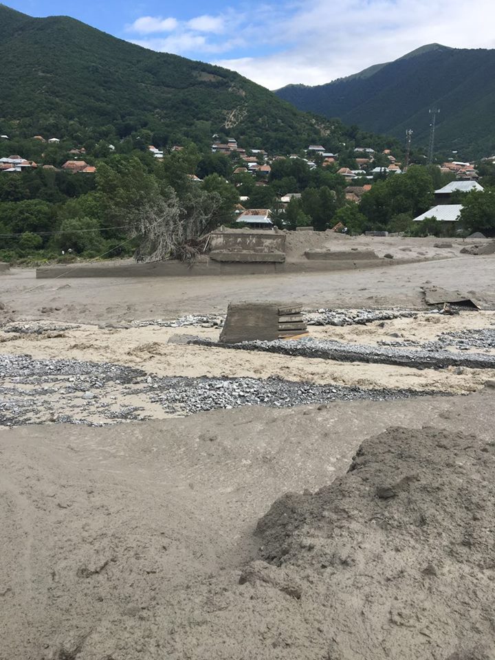 Şəkidə sel - K&ouml;rp&uuml; dağıldı+Fotolar