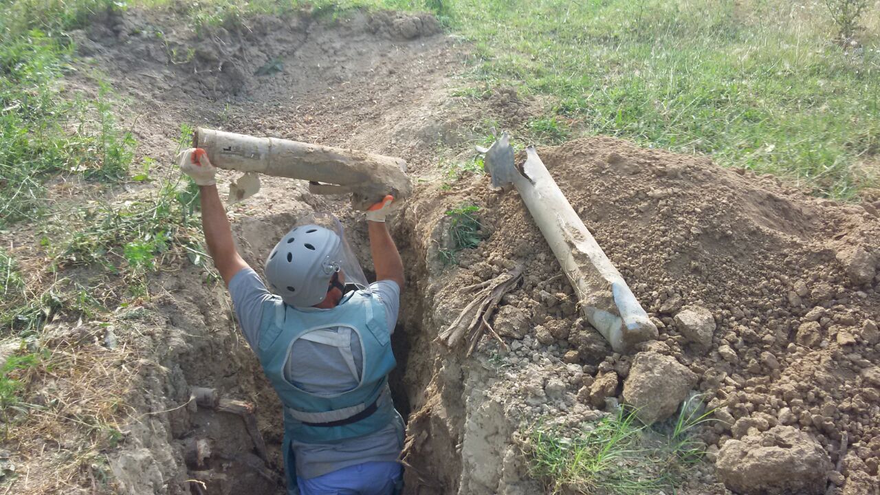 Ağcabədidə 1 ədəd partlamış raketin qalıqları tapılıb -  Fotolar