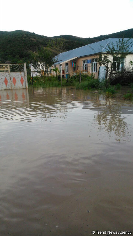 Şəkidə sel - K&ouml;rp&uuml; dağıldı+Fotolar