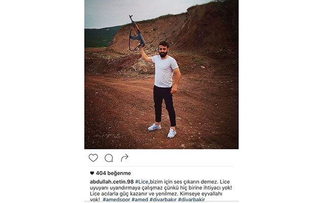Türkiyəli futbolçudan şok foto -  Terrorçulara dəstək oldu