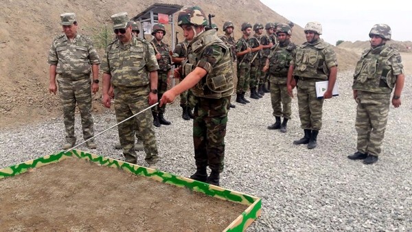 Nazirlə Nəcməddin Sadıkov əsgərlərlə görüşdü - Fotolar Nazirlə Nəcməddin Sadıkov əsgərlərlə görüşdü - Fotolar