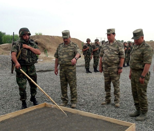 Nazirlə Nəcməddin Sadıkov əsgərlərlə görüşdü - Fotolar Nazirlə Nəcməddin Sadıkov əsgərlərlə görüşdü - Fotolar