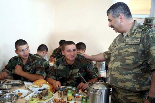 Nazirlə Nəcməddin Sadıkov əsgərlərlə görüşdü - Fotolar Nazirlə Nəcməddin Sadıkov əsgərlərlə görüşdü - Fotolar