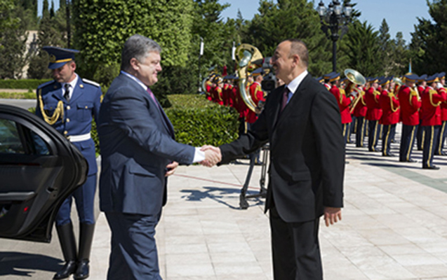 Əliyevlə Poroşenko təkbətək görüşdü - Fotolar