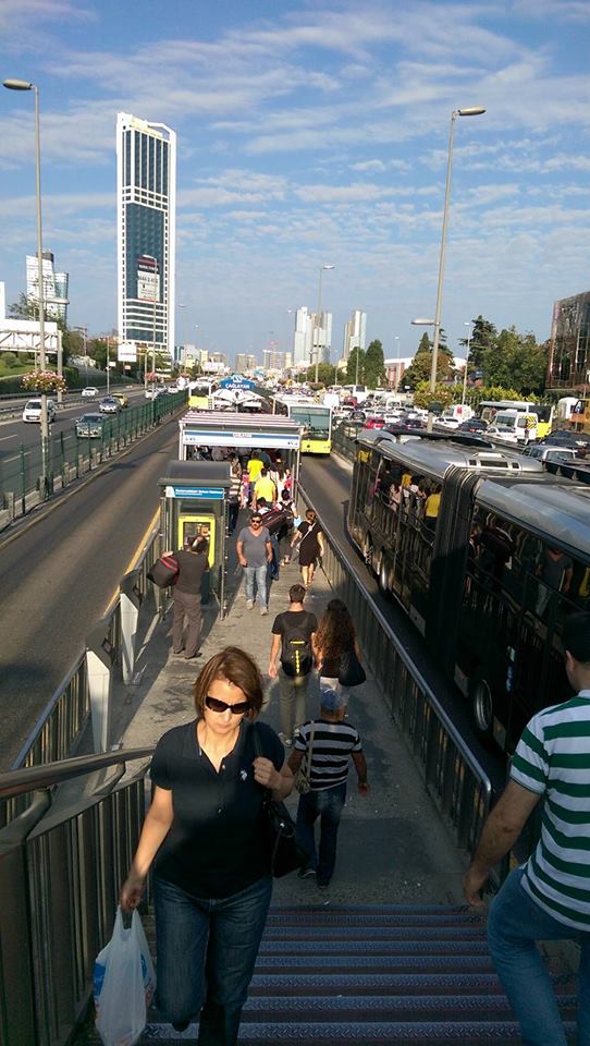 İstanbulda ictimai nəqliyyat pulsuz işləyir -  Foto
