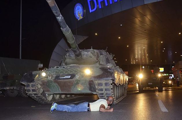 Tankın qarşısına uzanan danışdı - “Ölümü gözə almışdım...” Tankın qarşısına uzanan danışdı - “Ölümü gözə almışdım...”