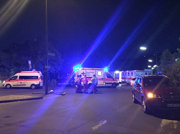 Baltalı şəxs qatardakı 21 nəfəri yaraladı  -  Almaniyada