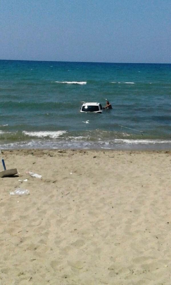 Maşın sahildəkiləri vurub dənizə düşdü - Ölən var+Foto Maşın sahildəkiləri vurub dənizə düşdü - Ölən var+Foto