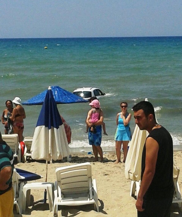 Maşın sahildəkiləri vurub dənizə düşdü - Ölən var+Foto Maşın sahildəkiləri vurub dənizə düşdü - Ölən var+Foto