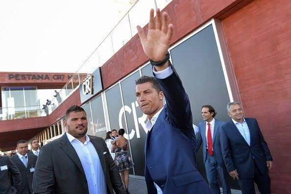 Ronaldo otel açdı - Fotolar
