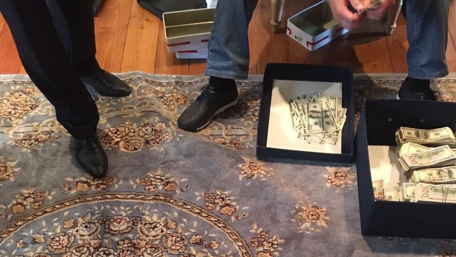 G&ouml;mr&uuml;k rəisinin evində ayaqqabı qutularında k&uuml;lli miqdarda dollar tapıldı - Fotolar