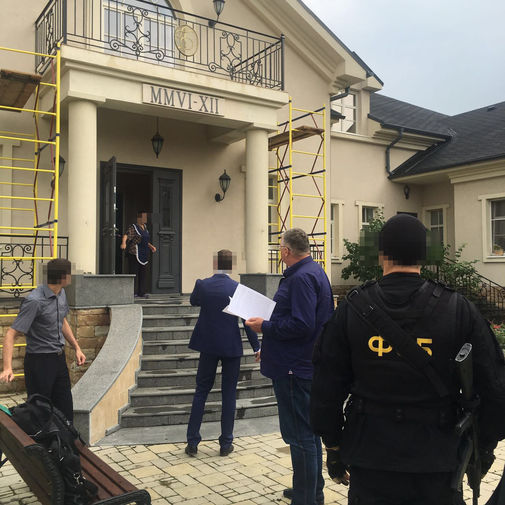 G&ouml;mr&uuml;k rəisinin evində ayaqqabı qutularında k&uuml;lli miqdarda dollar tapıldı - Fotolar