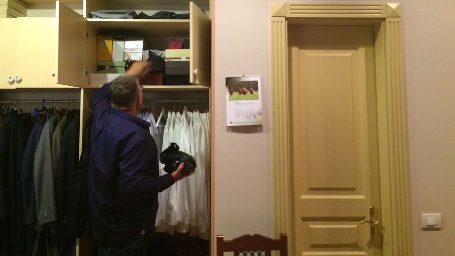 G&ouml;mr&uuml;k rəisinin evində ayaqqabı qutularında k&uuml;lli miqdarda dollar tapıldı - Fotolar